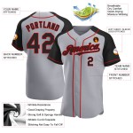 Maglia da baseball autentica, grigia, raglan, nera e rossa, maniche personalizzate Maglia da baseball autentica, grigia, raglan, nera e rossa, maniche personalizzate