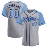 Maglia da baseball Raglan, grigio chiaro, personalizzata, autentica, maniche blu navy Maglia da baseball Raglan, grigio chiaro, personalizzata, autentica, maniche blu navy