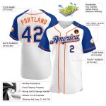 Maglia da baseball personalizzata autentica con maniche raglan, bianca, blu navy e arancione Maglia da baseball personalizzata autentica con maniche raglan, bianca, blu navy e arancione