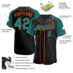 Maglia da baseball personalizzata autentica con maniche color verde acqua e arancio, raglan, nera Maglia da baseball personalizzata autentica con maniche color verde acqua e arancio, raglan, nera